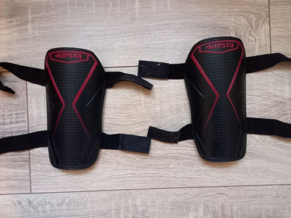 Prot&egrave;ge tibia noir football enfant marque Kipsta taille S Vêtements enfants