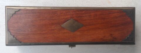 Coffret en bois orn� de motifs en laiton 
Longueur 25,5 cm 50 Castries (34)