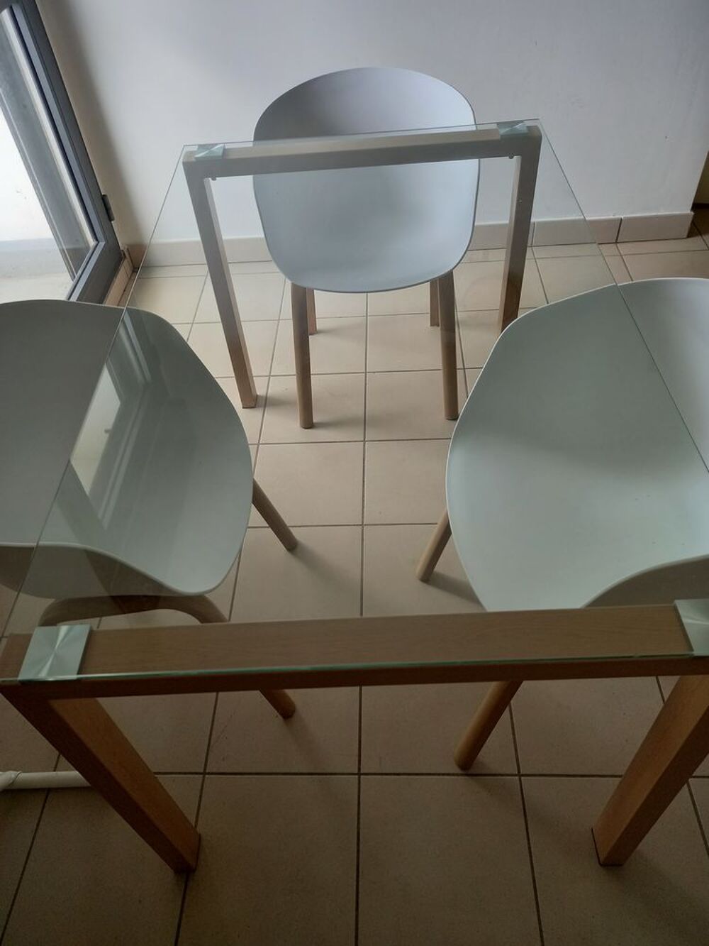 Table dessus verre + 4 chaises profil&eacute;es blanches Meubles