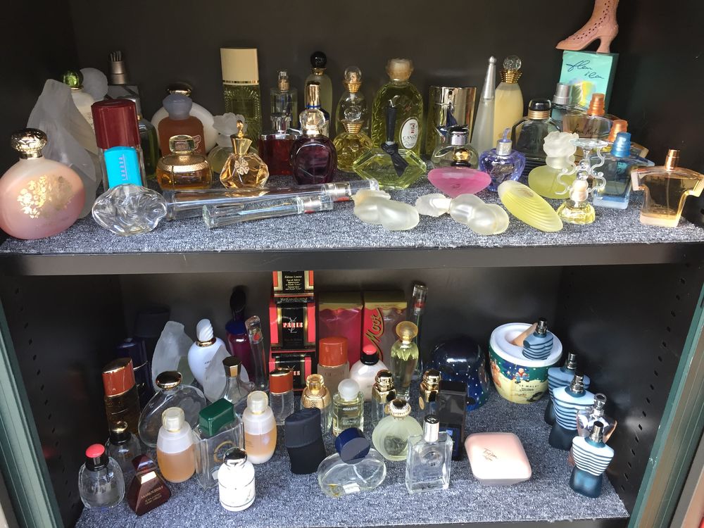 importante collection de flacons de parfums vides 