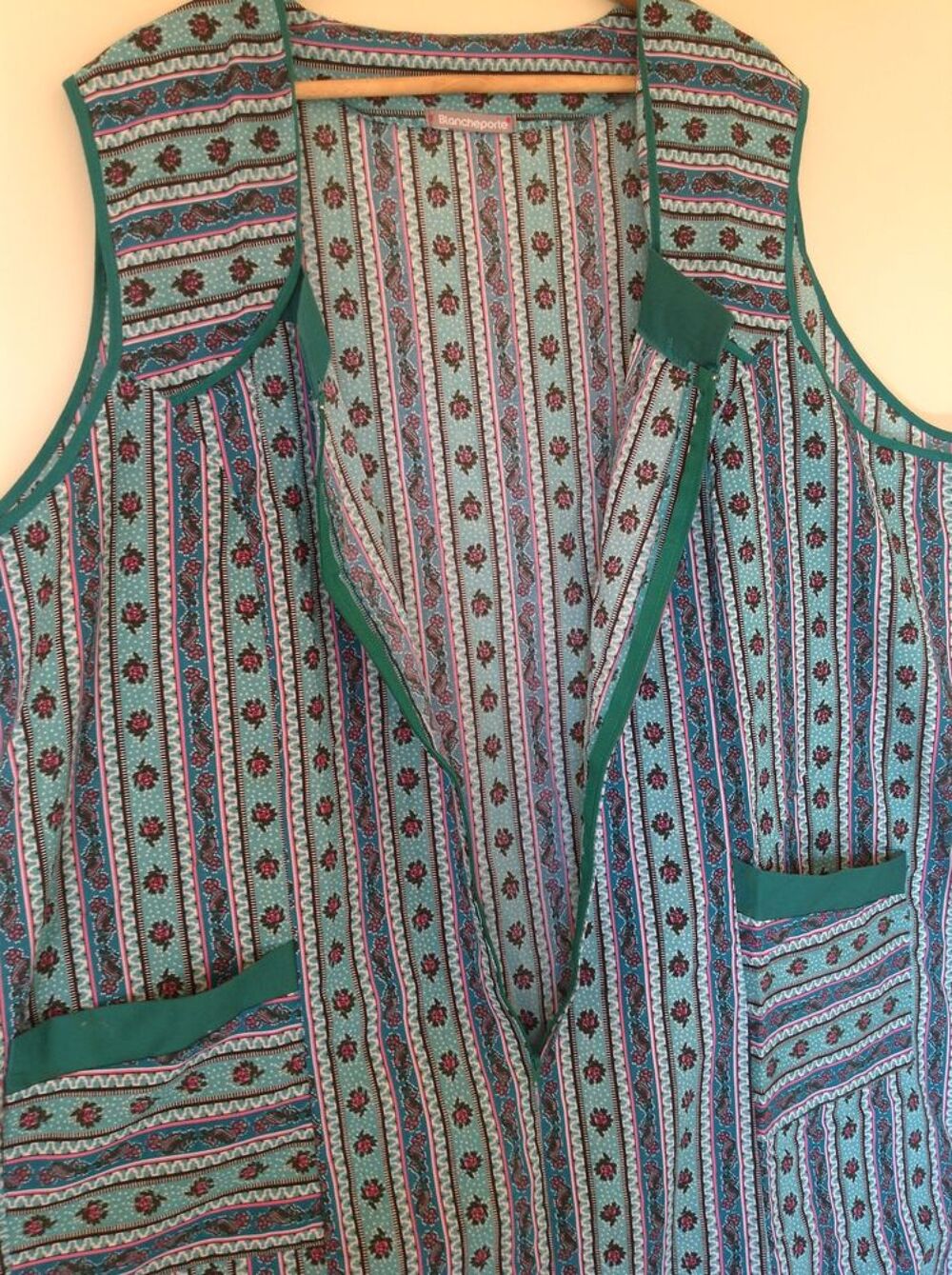TABLIER BLEU CIEL A? RAYURES ET FLEURS GRANDE TAILLE Vêtements