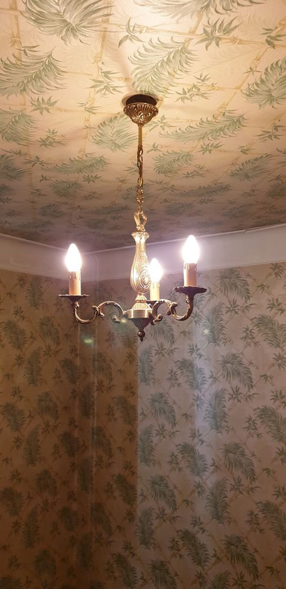  Petit lustre en bronze &agrave; 3 branches. Décoration
