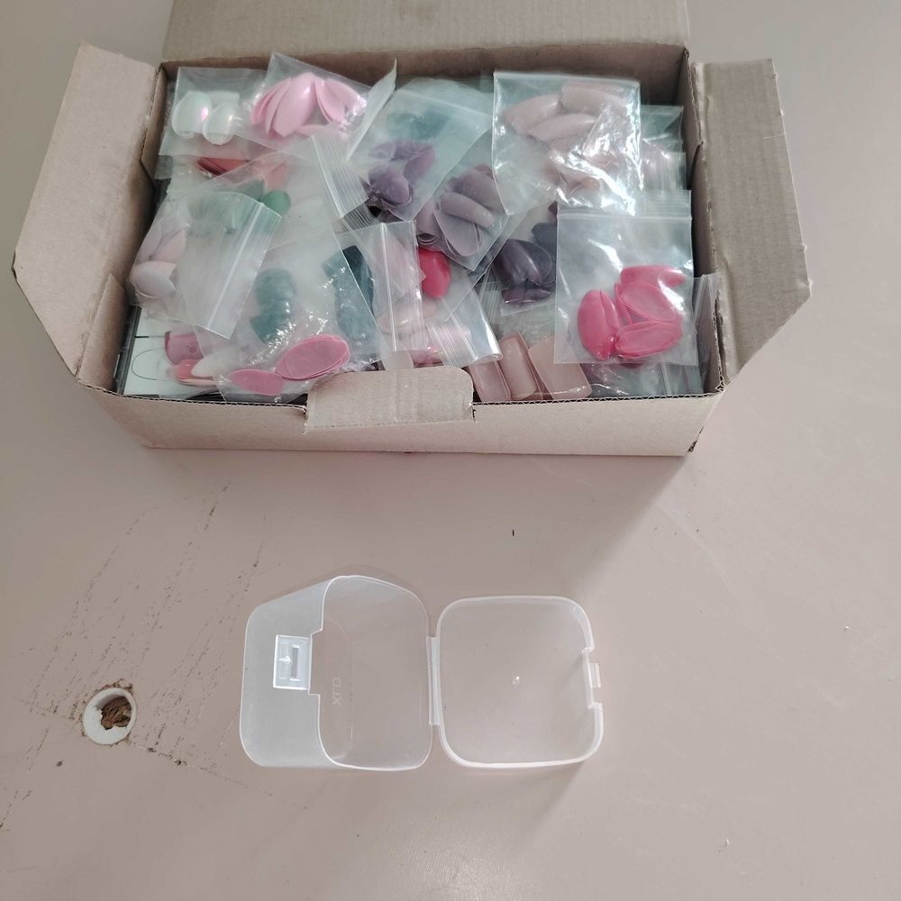 LOT DE FAUX ONGLES Bijoux et montres