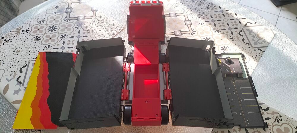 CAMION MALETTE TRANSFORMEUR Jeux / jouets