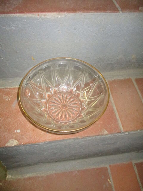 Plat ou saladier en pyrex et dorure sur le tour avec motifs 0 M�rignies (59)