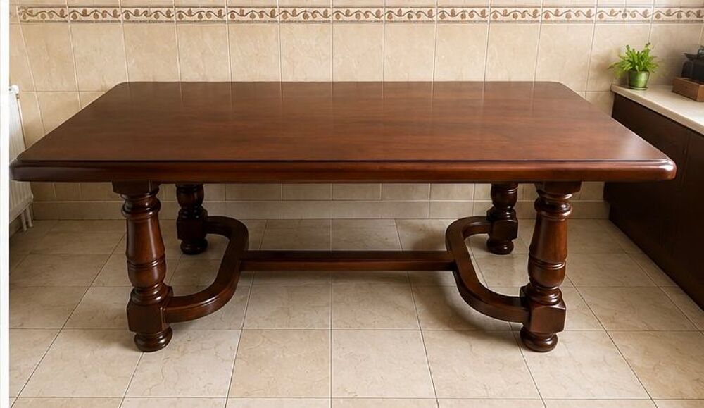 Table &agrave; manger en bois massif et 6 chaises assorties Meubles