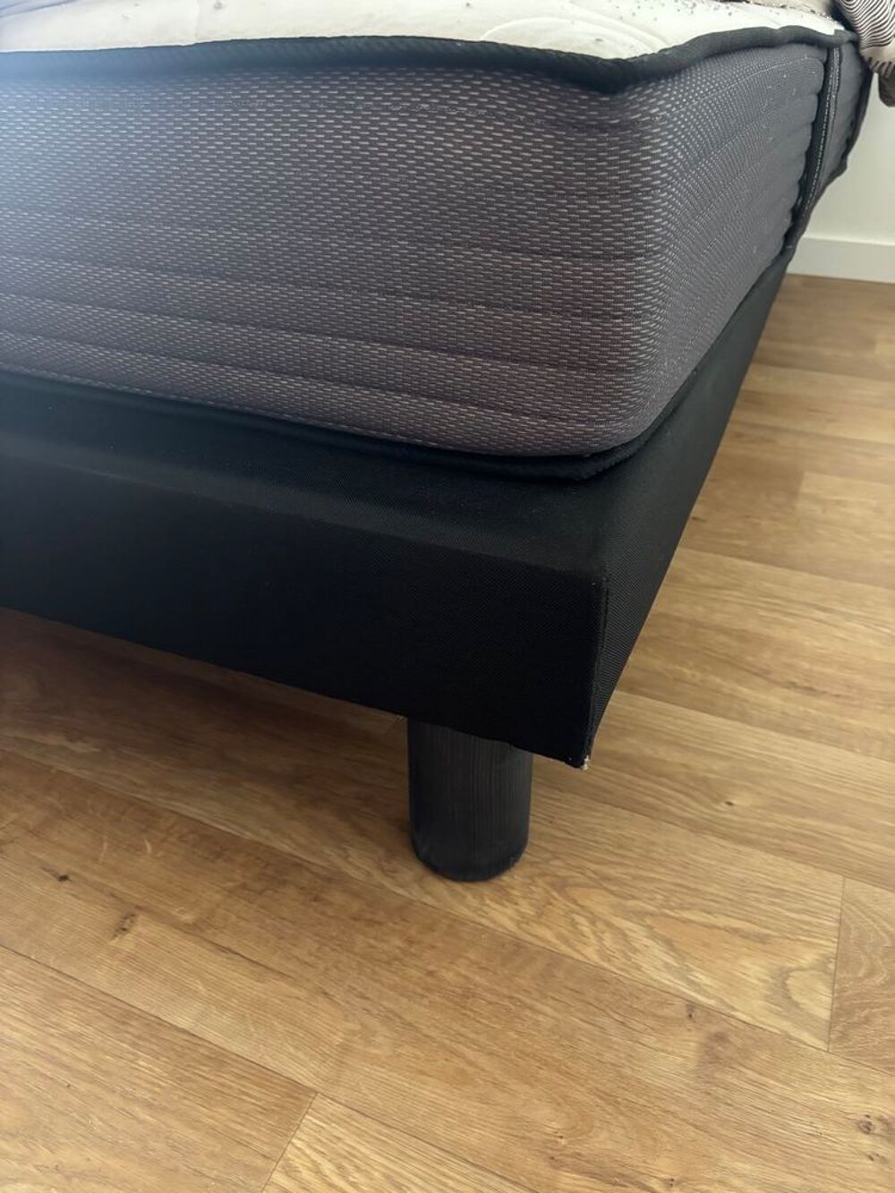 Lit (matelas + sommier) de 140x190 250€ Meubles
