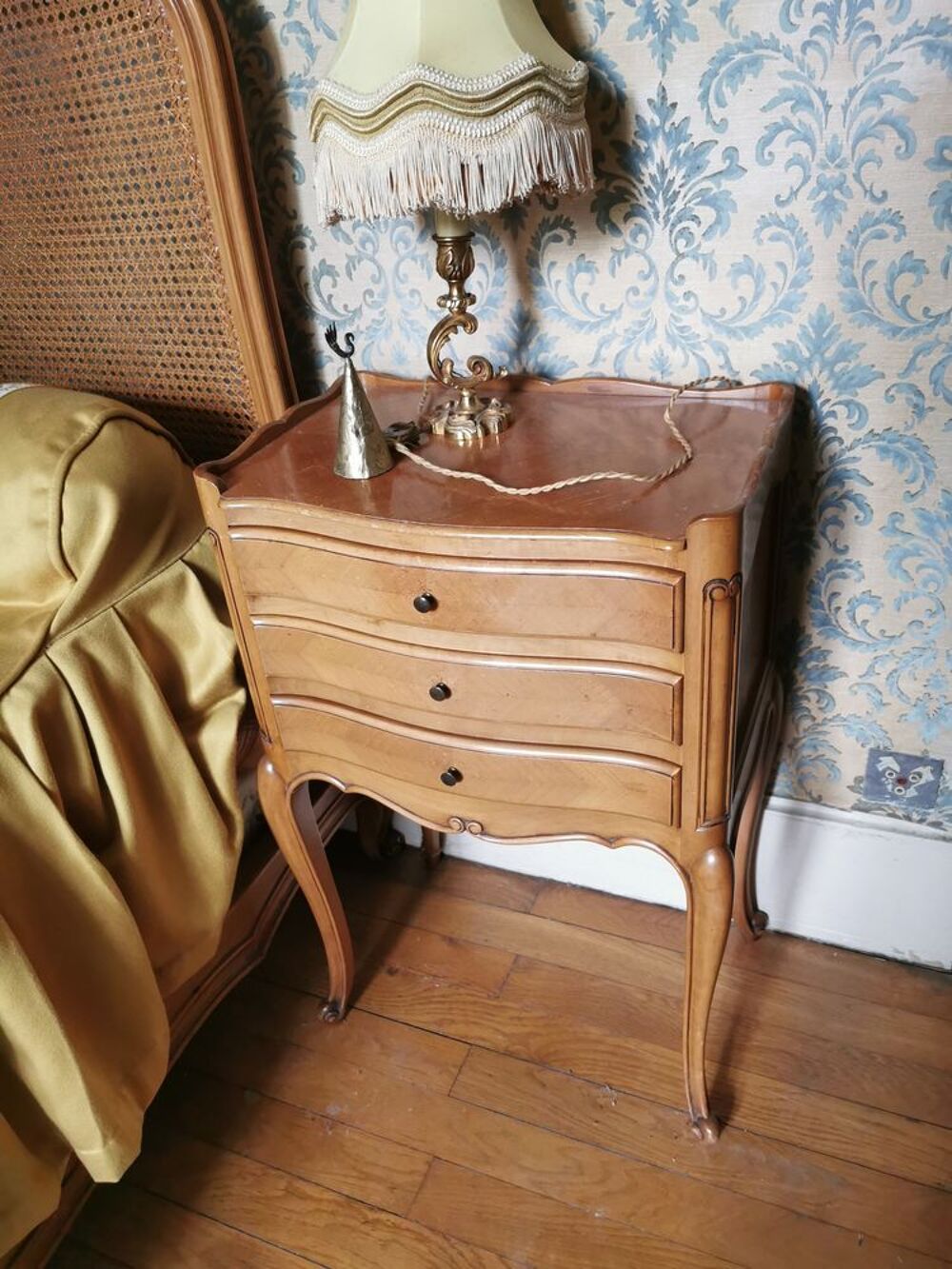 Lit demi-corbeille cann&eacute; style Louis XV +2 chevets et lampes Meubles