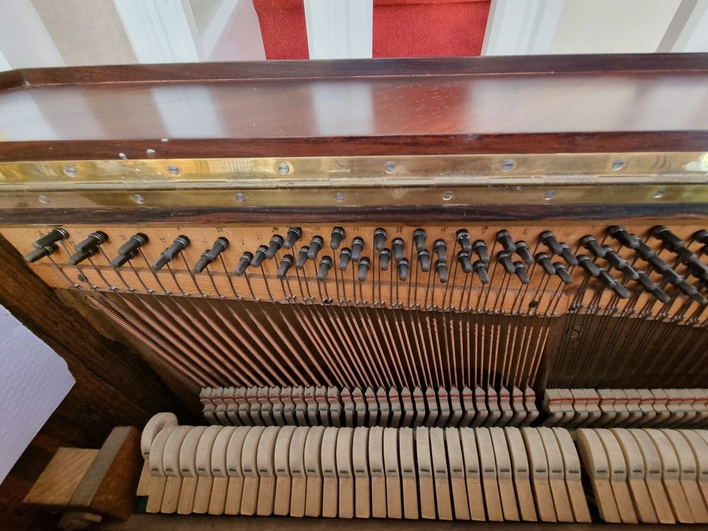 Un piano droit sign&eacute; &quot;J. Lary Paris M&eacute;dailles d'or&quot; Instruments de musique