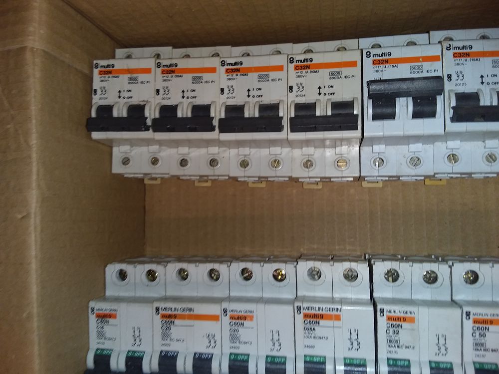 Disjoncteurs MERLIN GERIN MULTI 9 Bricolage