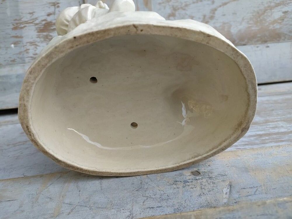 Ancien Vase Fa&iuml;ence Blanche Oie Volant le Gouter d'un Enfant Décoration