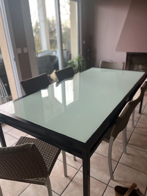 Ensemble table rectangulaire en verre et chaises design Meylan (38)