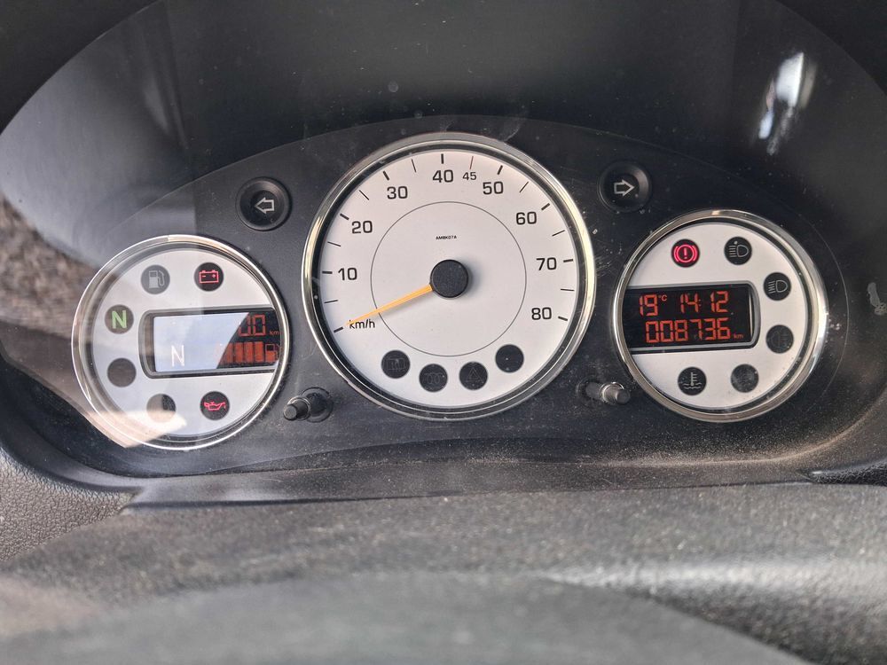 je une petite voiture sans permis en eta de marche 