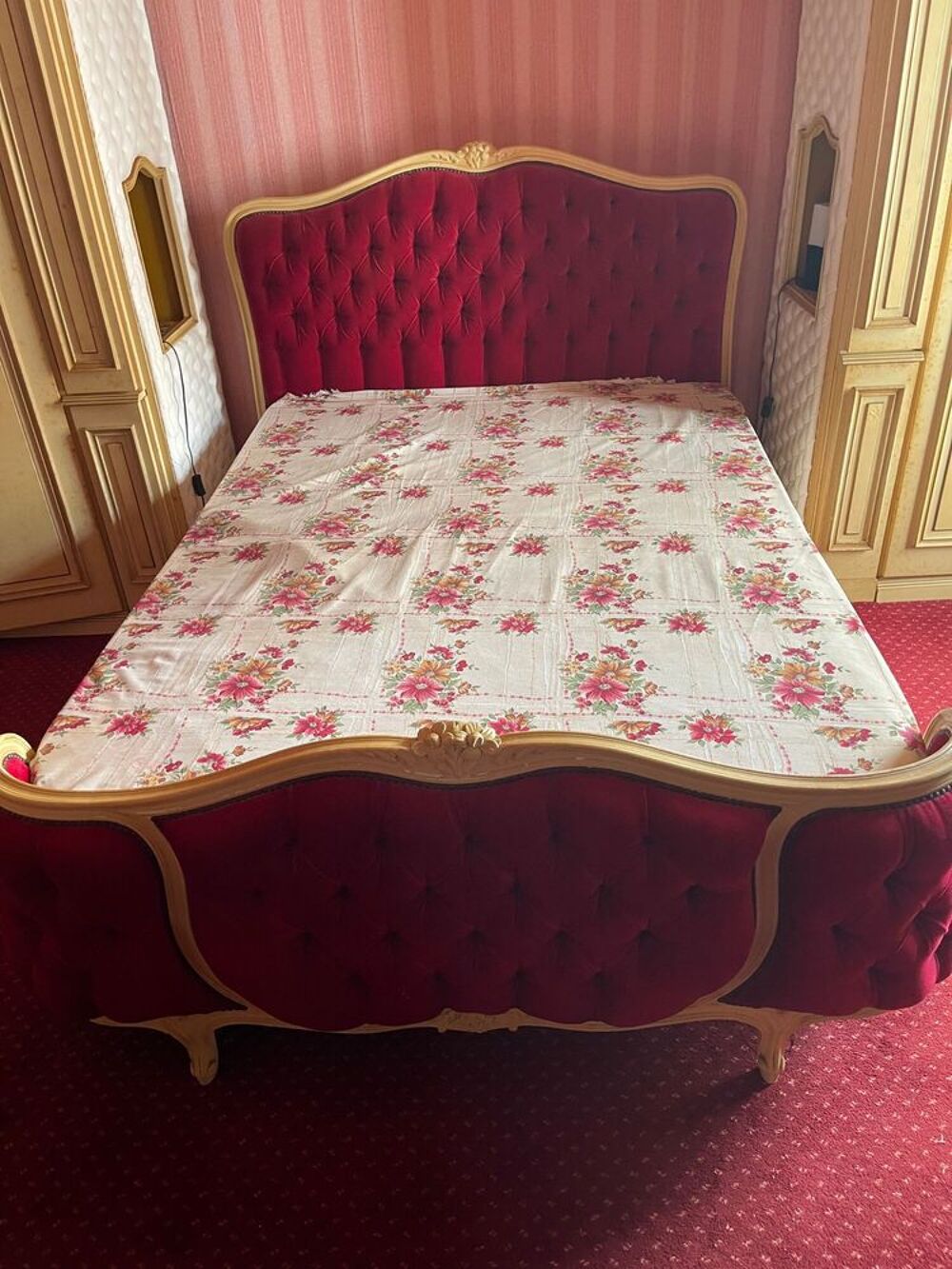 Chambre compl&egrave;te style Louis XV ? lit capitonn&eacute; et placards Meubles