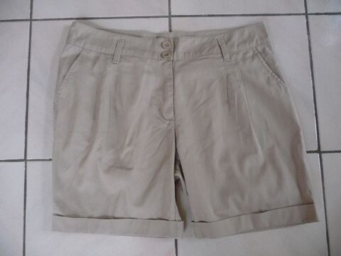 Short bermuda beige mastic taille 40 - Neuf 12 Celles-sur-Belle (79)