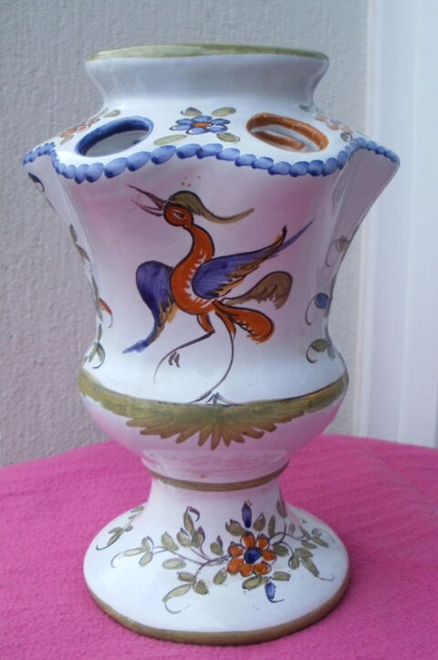 VASE pique fleurs en porcelaine, signé D.M Décor MOUSTIERS 22 Montauban (82)