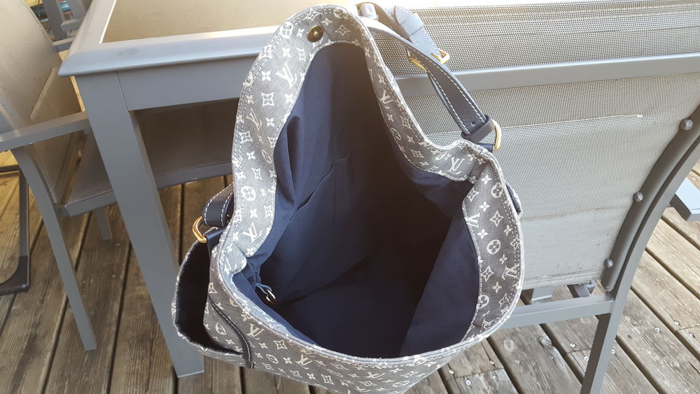 Sac Bandouli&eacute;re Vuitton .Cuir et vinyl . Maroquinerie