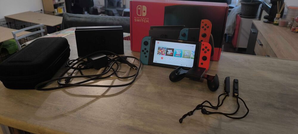 Nintendo Switch+ pochette de transport Consoles et jeux vidéos