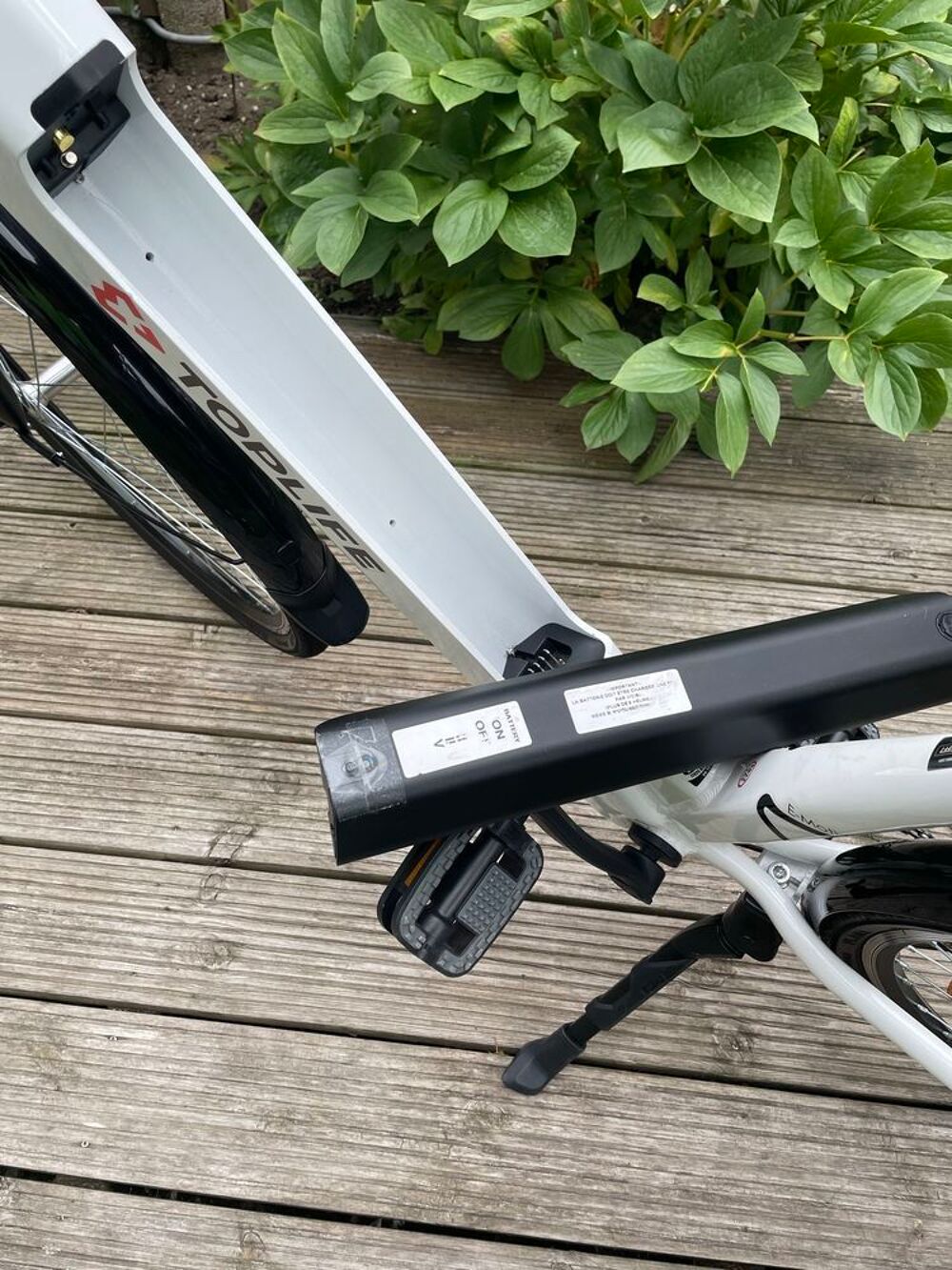 v&eacute;lo &eacute;lectrique blanc Vélos