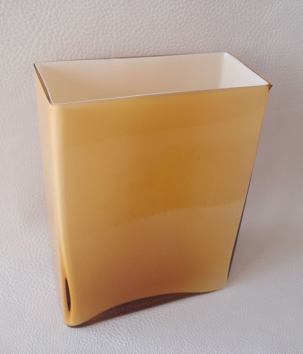 vase rectangulaire en verre couleur caramel &eacute;maill&eacute; blanc Décoration
