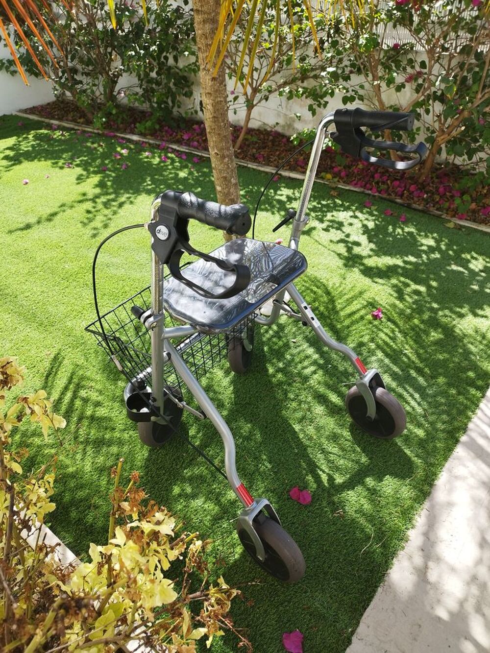 D&eacute;ambulateur neuf 4 roues Sports