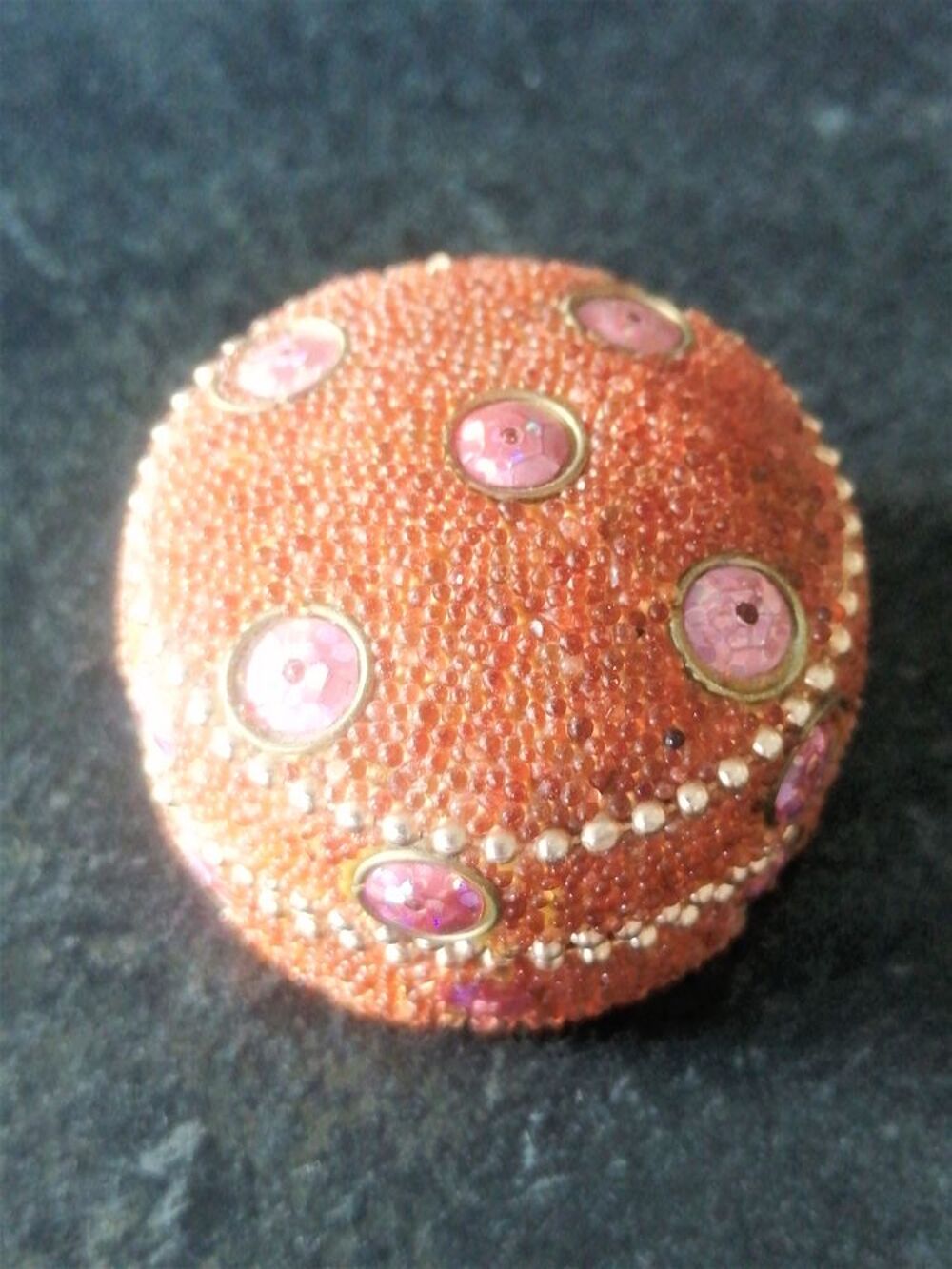 Petite boite &agrave; bijoux recouverte de perles Décoration