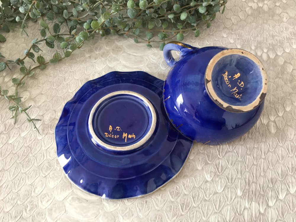 Jolie TASSE sur pied et sa Sous-tasse Décoration