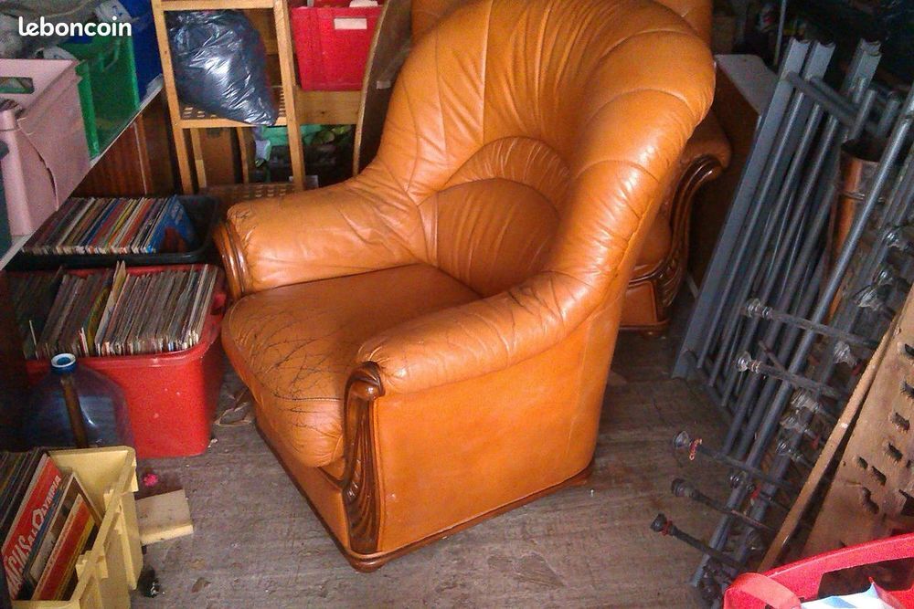 Une paire de grands fauteuil marron Meubles