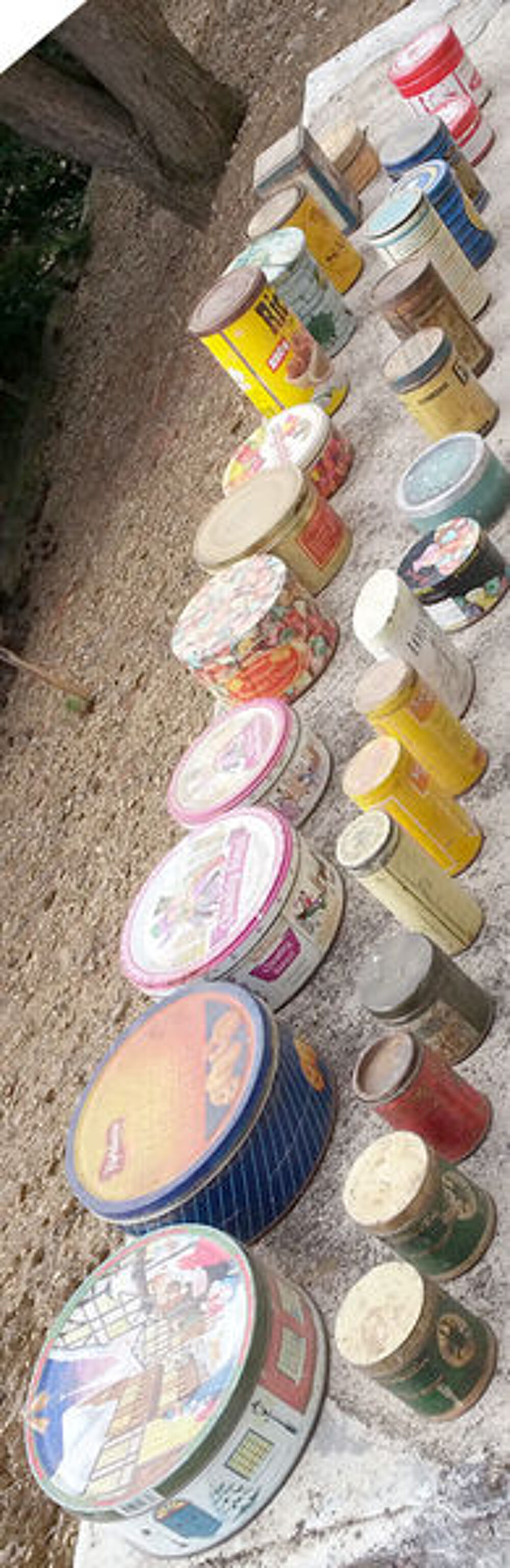 29 anciennes bo&icirc;tes m&eacute;tal avec couvercles 