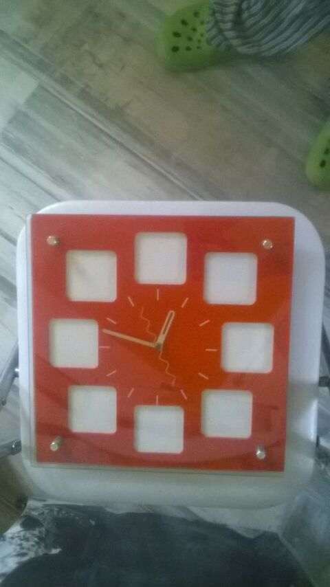 Horloge Design fond interchangeable
Neuve
Fond blanc  ch
9 Talange (57)