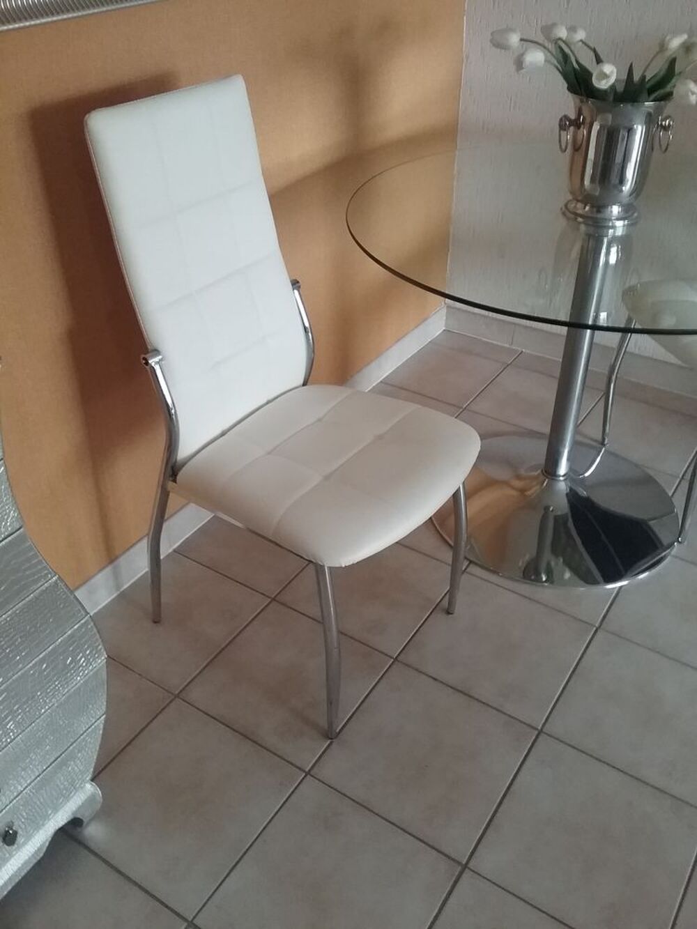 Table ronde et chaises Meubles
