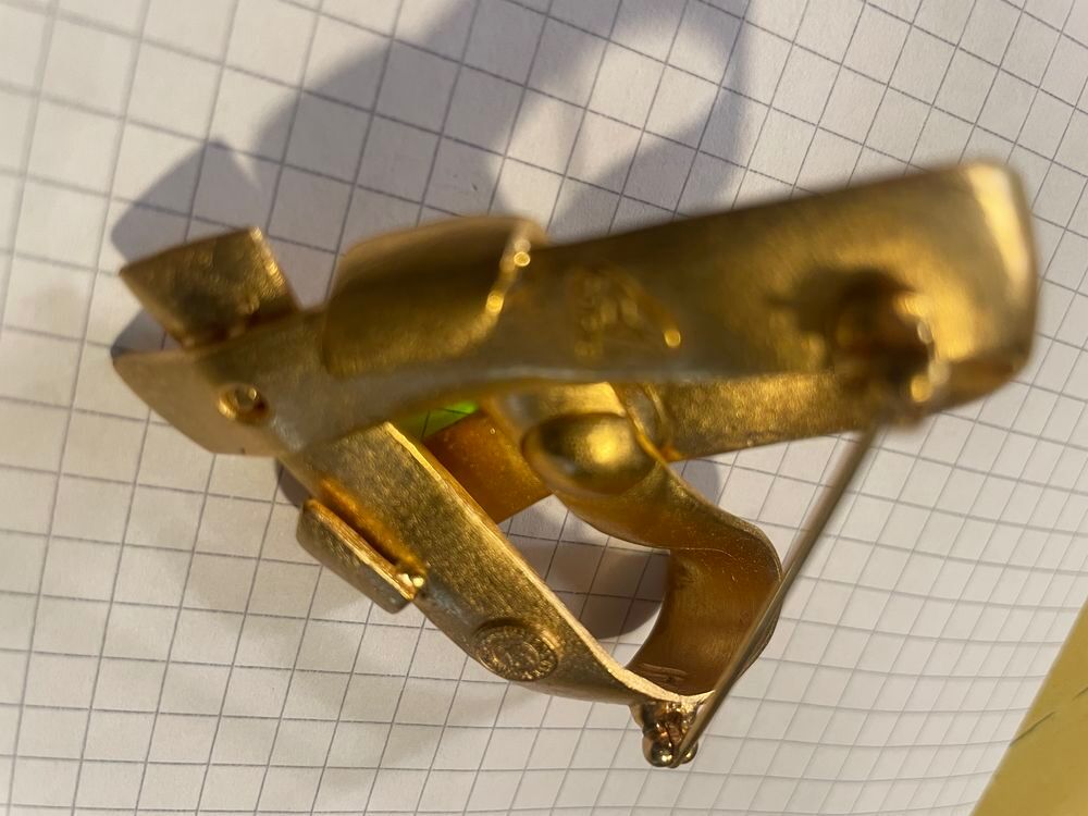 Broche coeur GM dor&eacute; cisel&eacute; avec perle verte ANTIGONA Mus&eacute;e Bijoux et montres