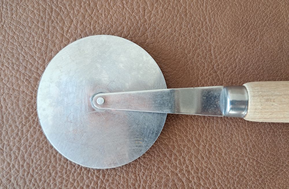 lot de 2 roulette &agrave; p&acirc;tes pizza en inox et manche en bois 
Cuisine
