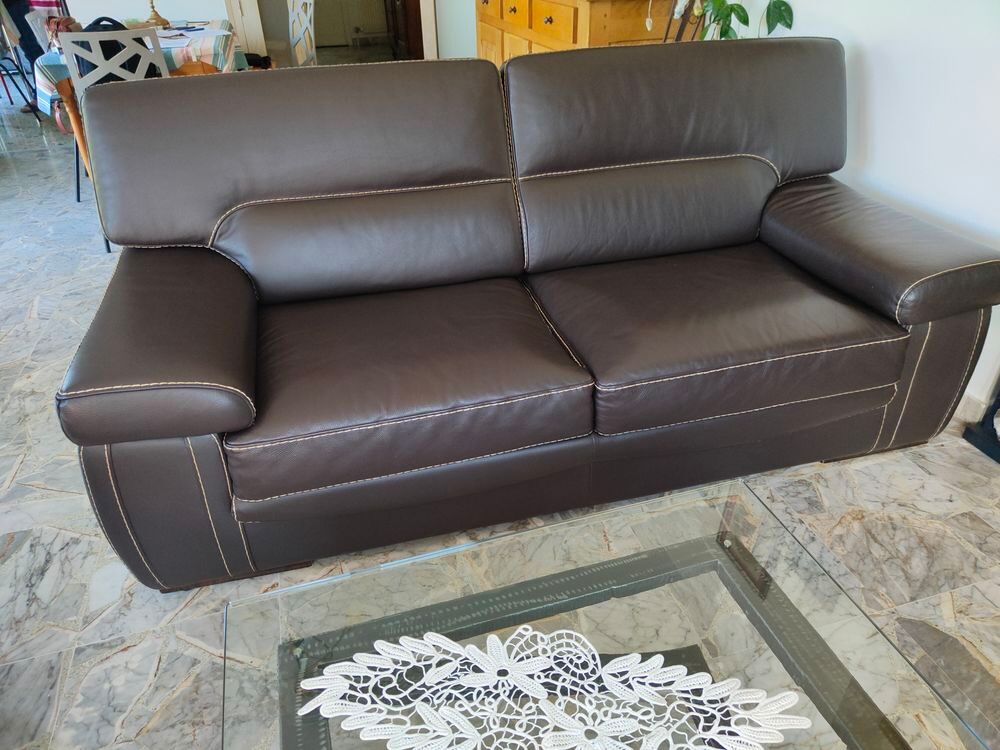 de deux canap&eacute;s en cuir moka, style Mobilier de France Meubles