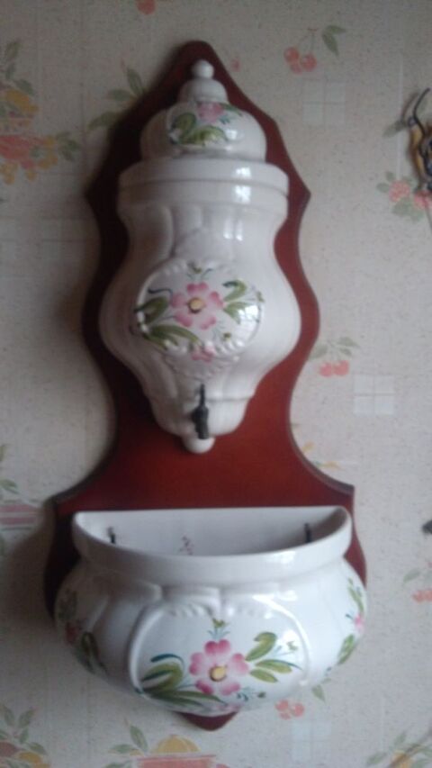 Fontaine mural en c�ramique sur son socle  
100 Dorat (63)