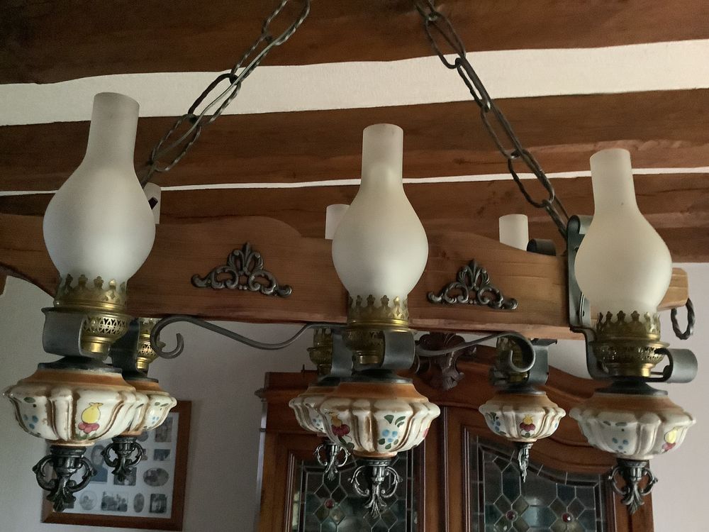 un lustre et ses deux appliques appareill&eacute;es.
Décoration