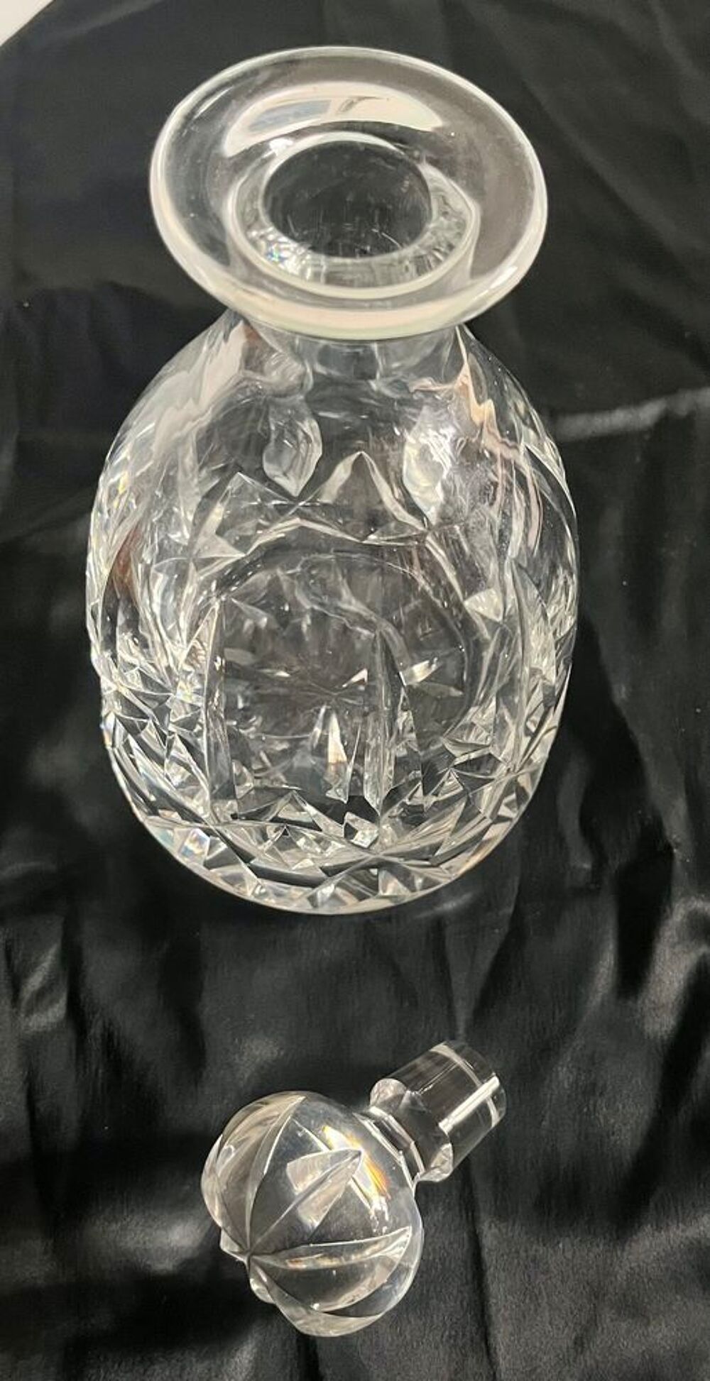 SAINT-LOUIS, Carafe en cristal taill&eacute; avec son bouchon 