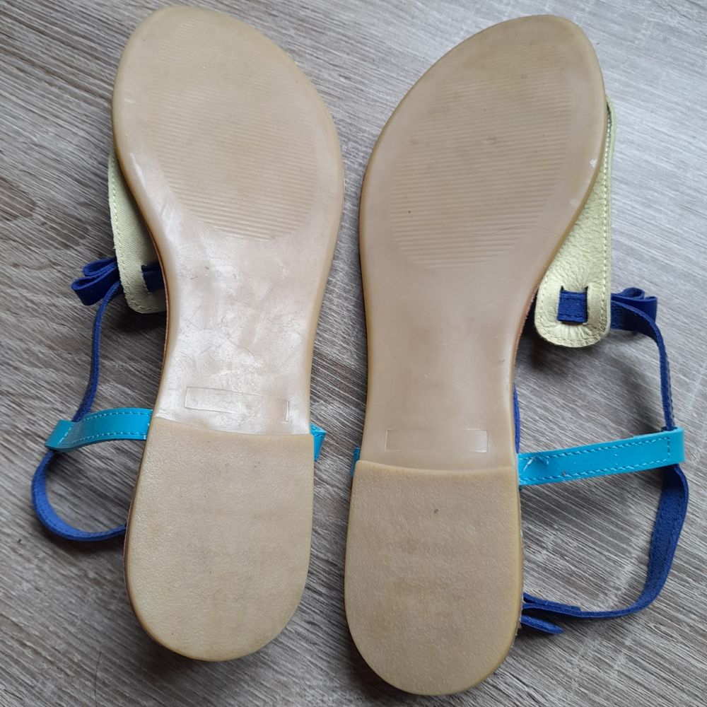 Nu-pieds jaunes et bleus Chaussures