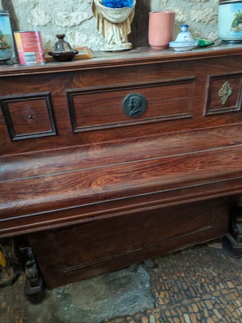 piano ancien droit 550 Sarlat-la-Can�da (24)