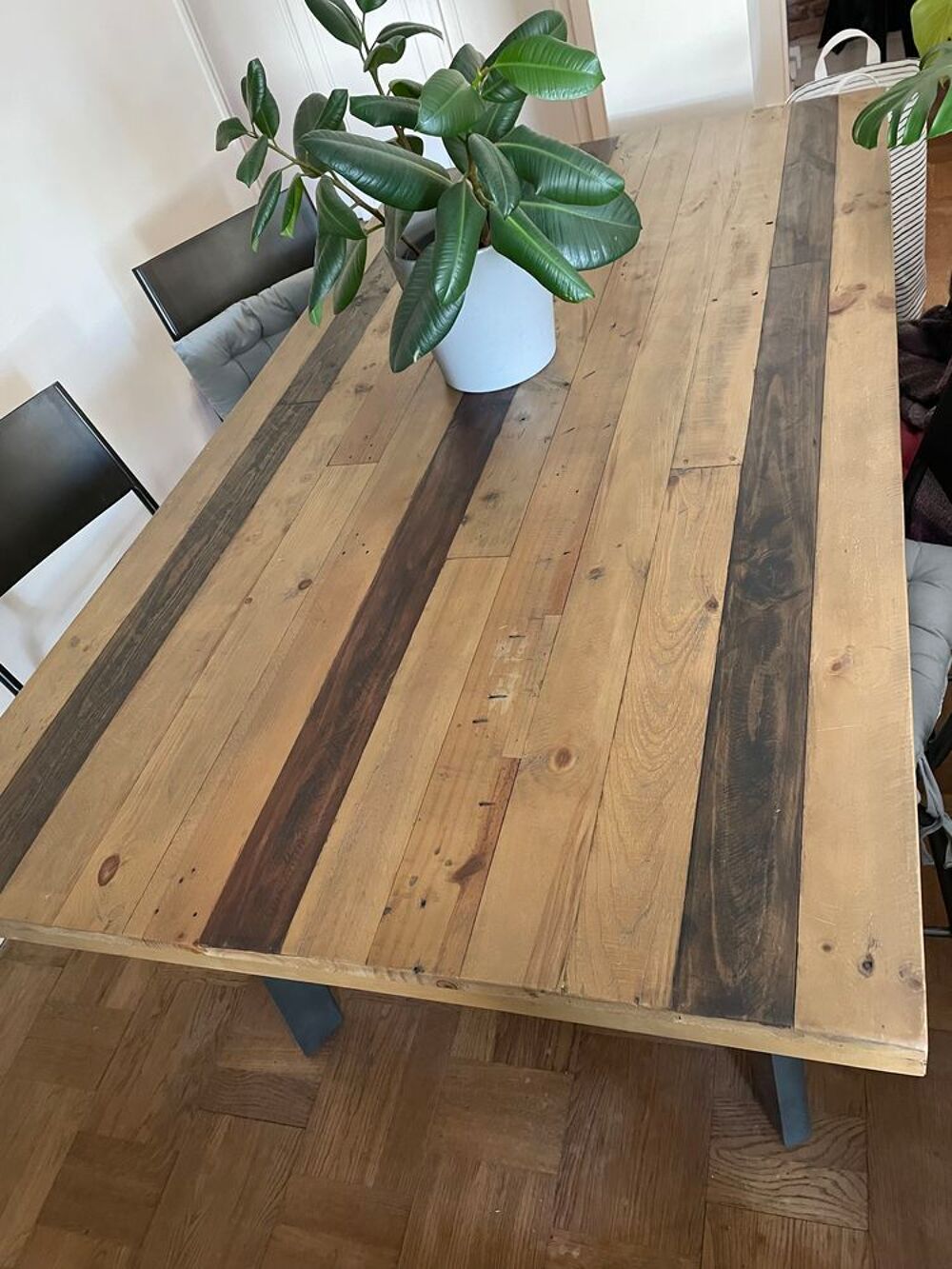 Table &agrave; manger et ses 4 chaises Meubles