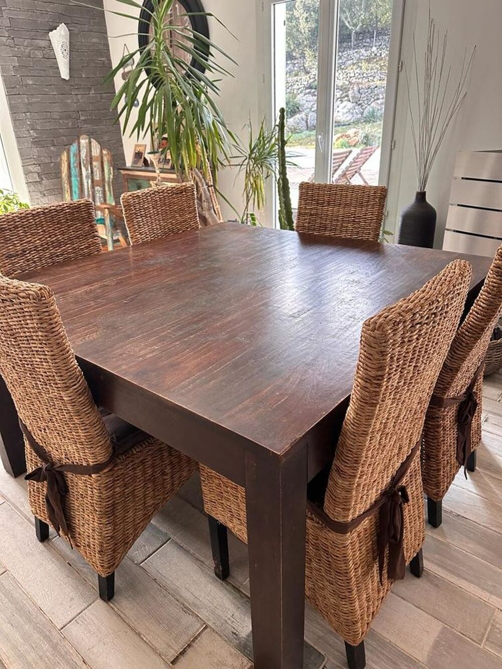 une table de salle &agrave; manger Meubles