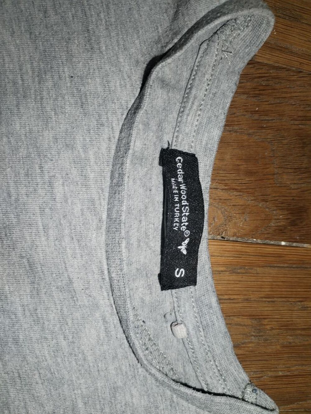 T-shirt gris blanc (Taille S)
Vêtements