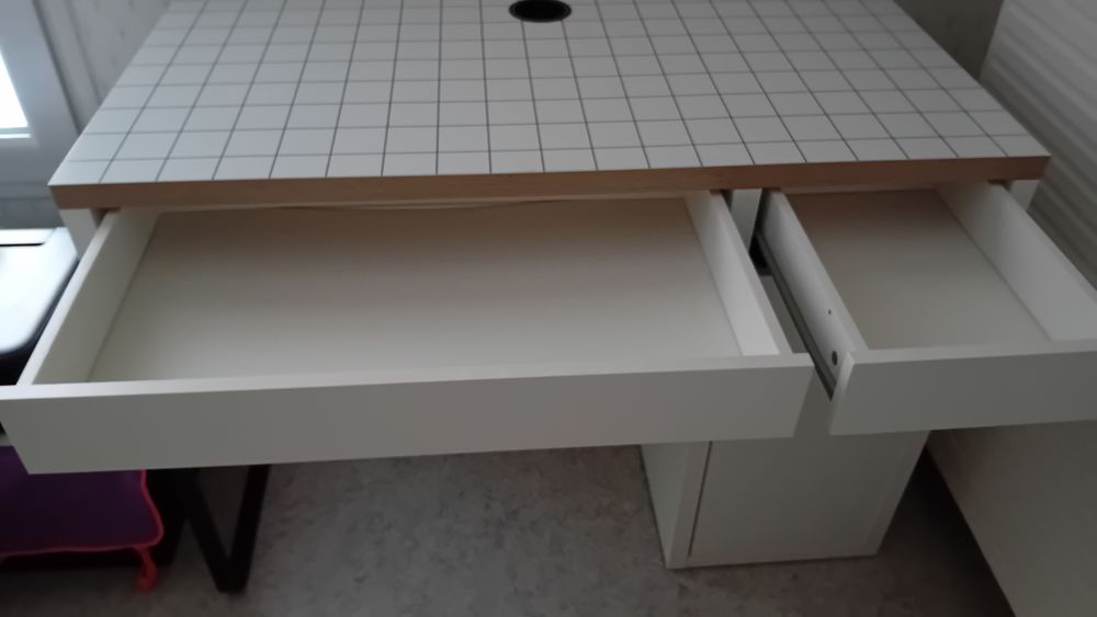 Bureau informatique 2 tiroirs et une porte c&ocirc;t&eacute; droit. Meubles