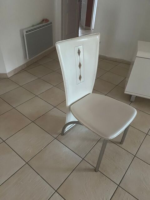 Chaises blanches lot de 4 Grospierres (07)