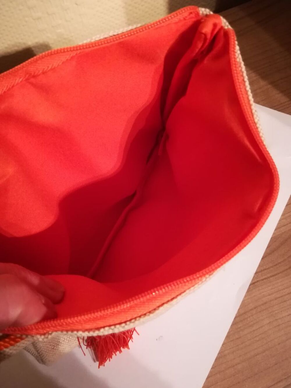 POCHETTE /TROUSSE DE BEAUTE AVEC POMPON ORANGE
Maroquinerie