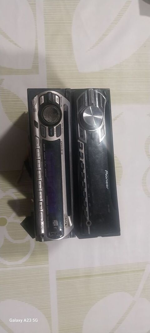2 radios de viature. 35 Santeny (94)