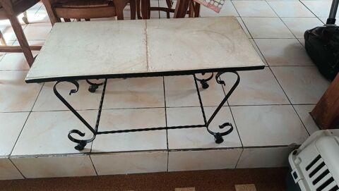 petite table en fer forger noir dessus  avec carlage a roulette Moyaux (14)