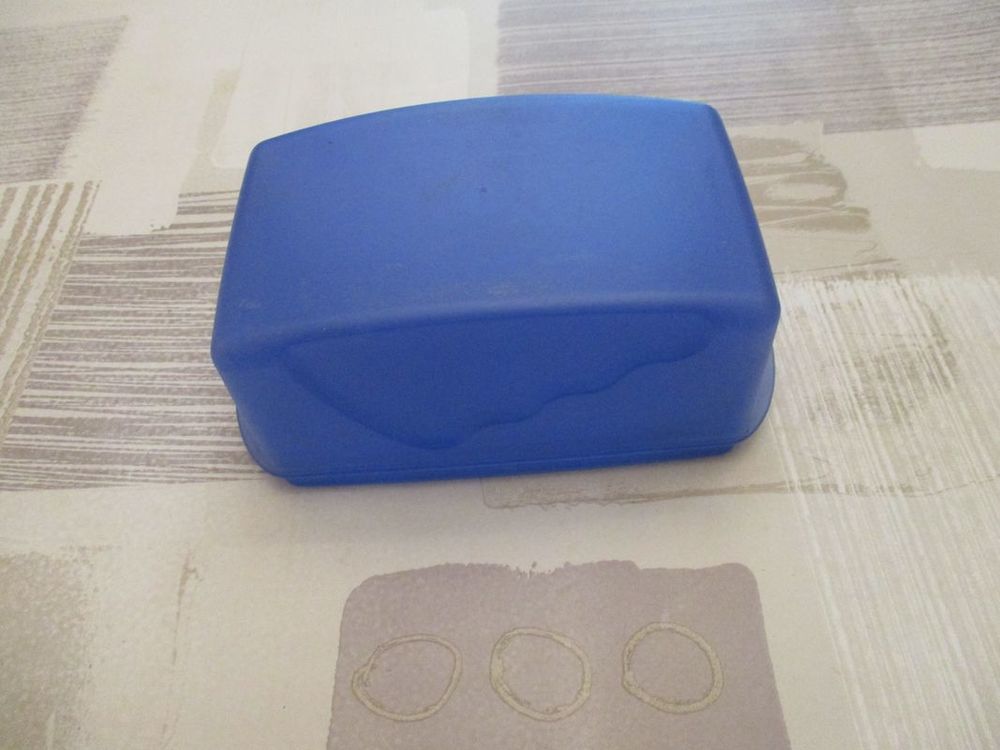 2 Beurriers tupperware bleu translucide et blanc neuf Décoration