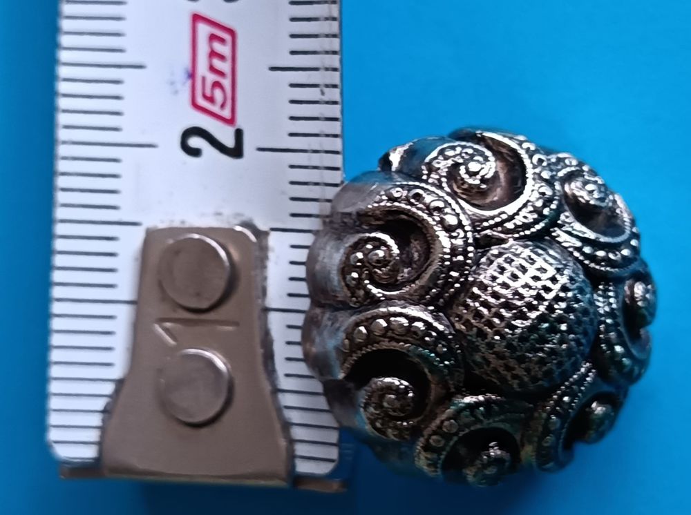 Duo de Boutons "Bijoux" Argent&eacute;s Motif Fleur en Relief 