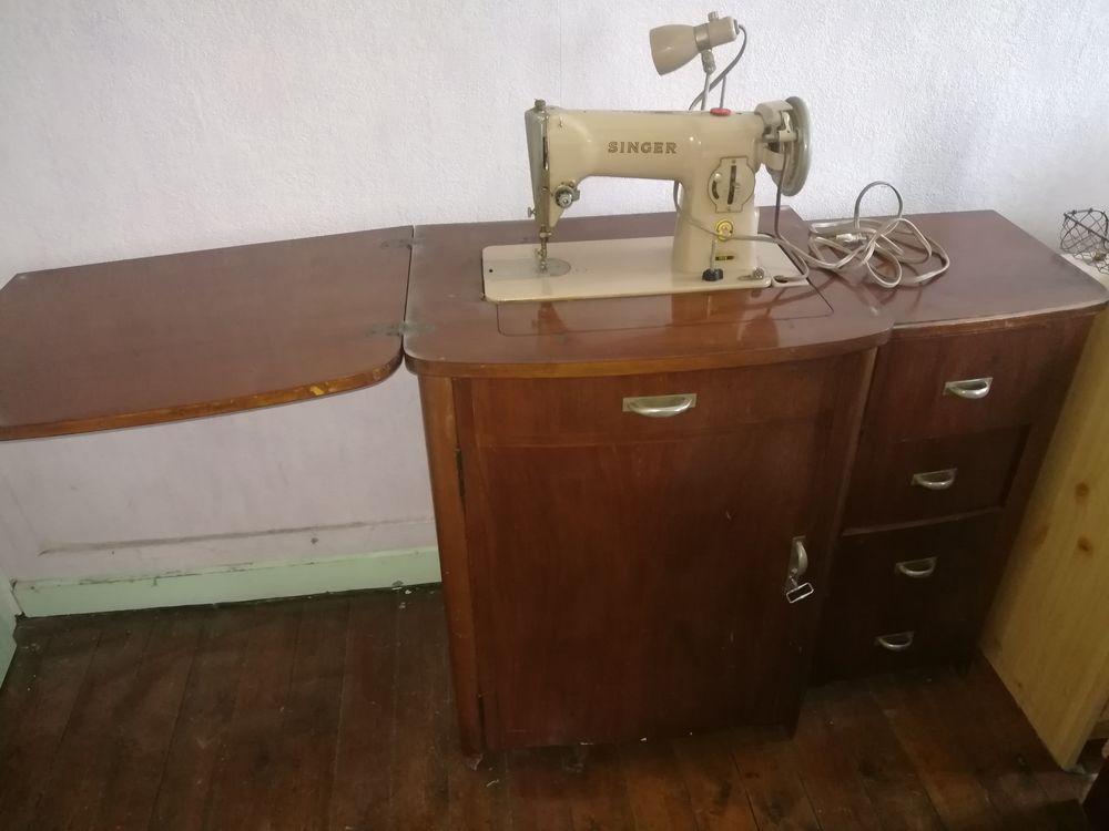 machine &agrave; coudre SINGER avec son meuble Electroménager